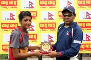 Coach Jagat Tamata hands over player-of-the-match trophy to Indu Berma