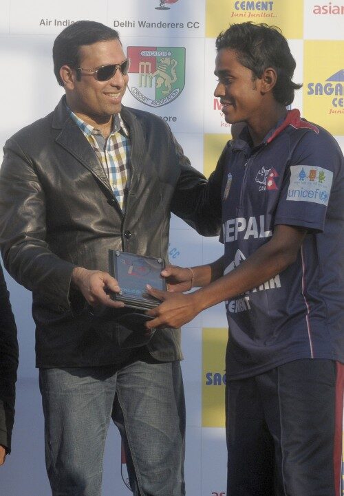Man-of-the-match Avinash Karn receives the award from former Indian Test cricketer VVS Laxman.